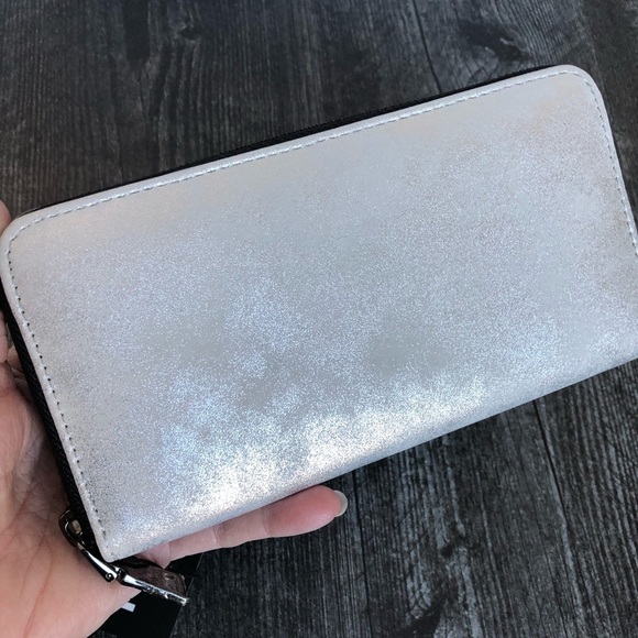 Think Roylin Wallet Metallic Silver Zip Around - Picture 12 of 12